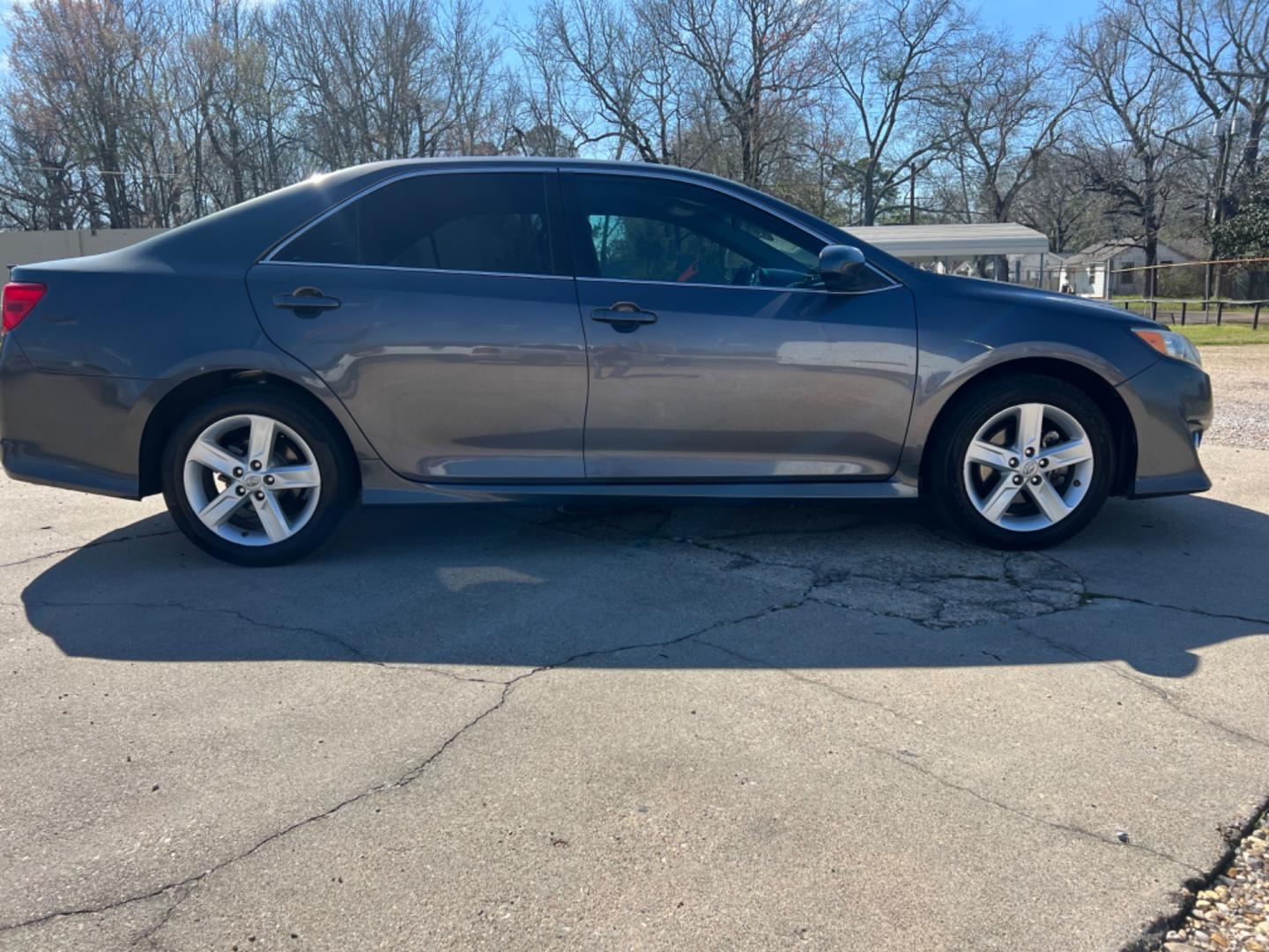 2014 Gray /Black Toyota Camry SE (4T1BF1FKXEU) with an 2.5L 4Cylinder engine, Automatic transmission, located at 4520 Airline Hwy, Baton Rouge, LA, 70805, (225) 357-1497, 30.509325, -91.145432 - 2014 Toyota Camry SE No Accidents, Two Owner, 2.5L 4 Cylinder, 180K Miles, All Power, Backup Camera. NO IN HOUSE FINANCING. FOR INFO PLEASE CONTACT JEFF AT 225 357-1497 CHECK OUT OUR A+ RATING WITH THE BETTER BUSINESS BUREAU WE HAVE BEEN A FAMILY OWNED AND OPERATED BUSINESS AT THE SAME LOCATION FOR - Photo#4